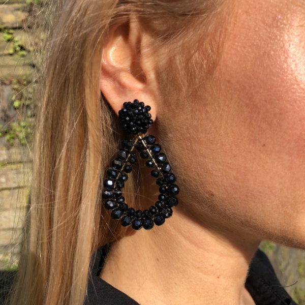 Close-Up INAstyle schwarze Ohrringe aus Glaskristallen für glamouröse Auftritte