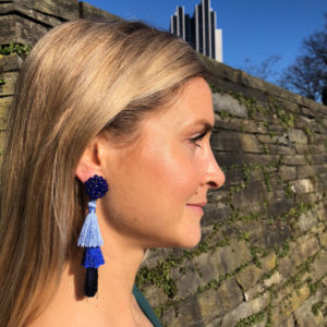 INAstyle I Blauer Tassel-Ohrring FLAVIA mit Glaskristallen und drei unterschiedlich eingefärbten Quasten!