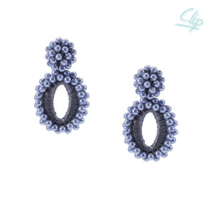 INAstyle I Blauer Ohrclip PENELOPE mit synthetischen Perlen und glänzendem Garn!