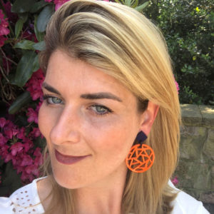 INAstyle I Steckerohrring Melo in Orange und Blau aus lackiertem Büffelhorn mit Spinnennetz-Muster!