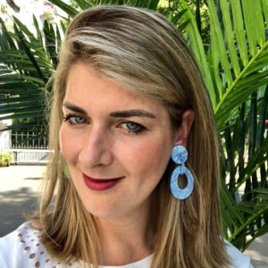 INAstyle I Steckerohrring Pilar in Eisblau aus hochwertigem Resin mit rundem Oberteil und ovalem Anhänger!