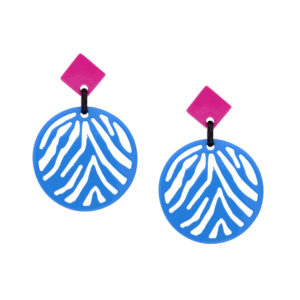 INAstyle I Steckerohrring Silja in Hellblau und Pink aus lackiertem Büffelhorn mit Zebrastreifen-Design!