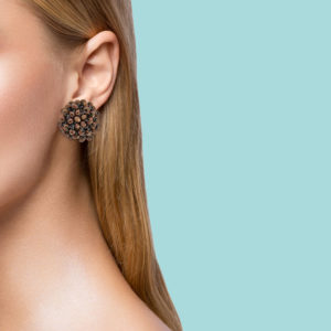 INAstyle I Ohrring Picky in Bronze und Gold am Ohr