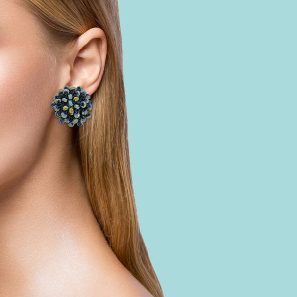 INAstyle I Steckerohrring Picky in Grün und Blau Metallic am Ohr